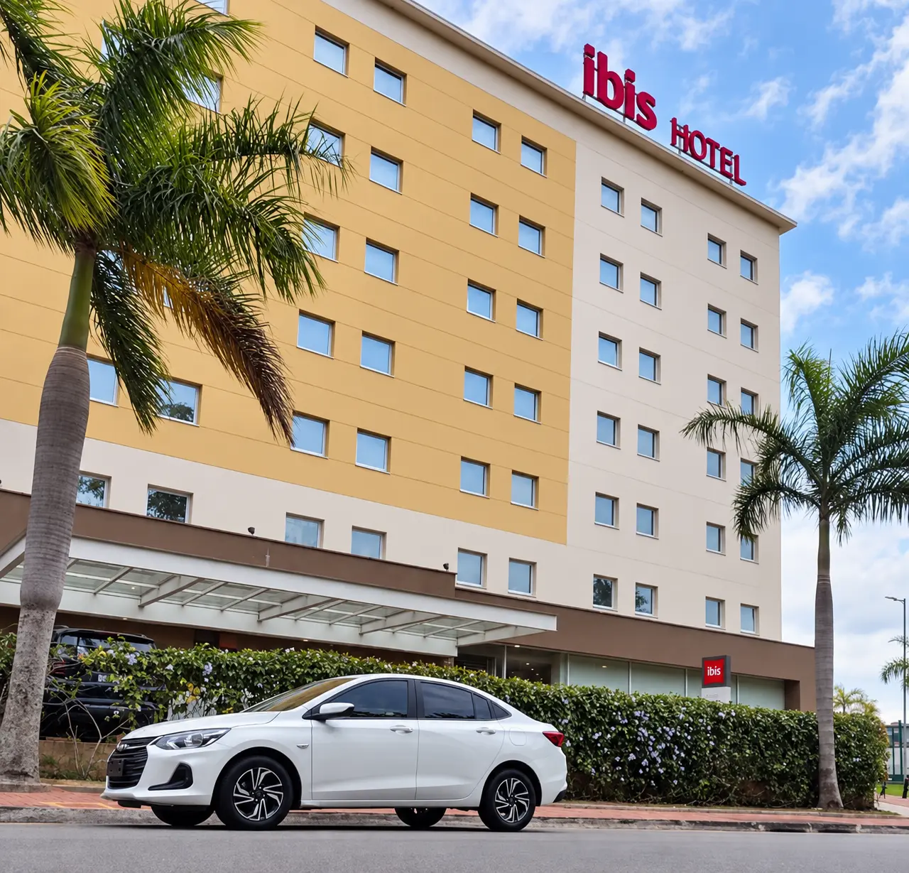 Veículo executivo em atendimento ao Ibis Hotel, sem placa visível