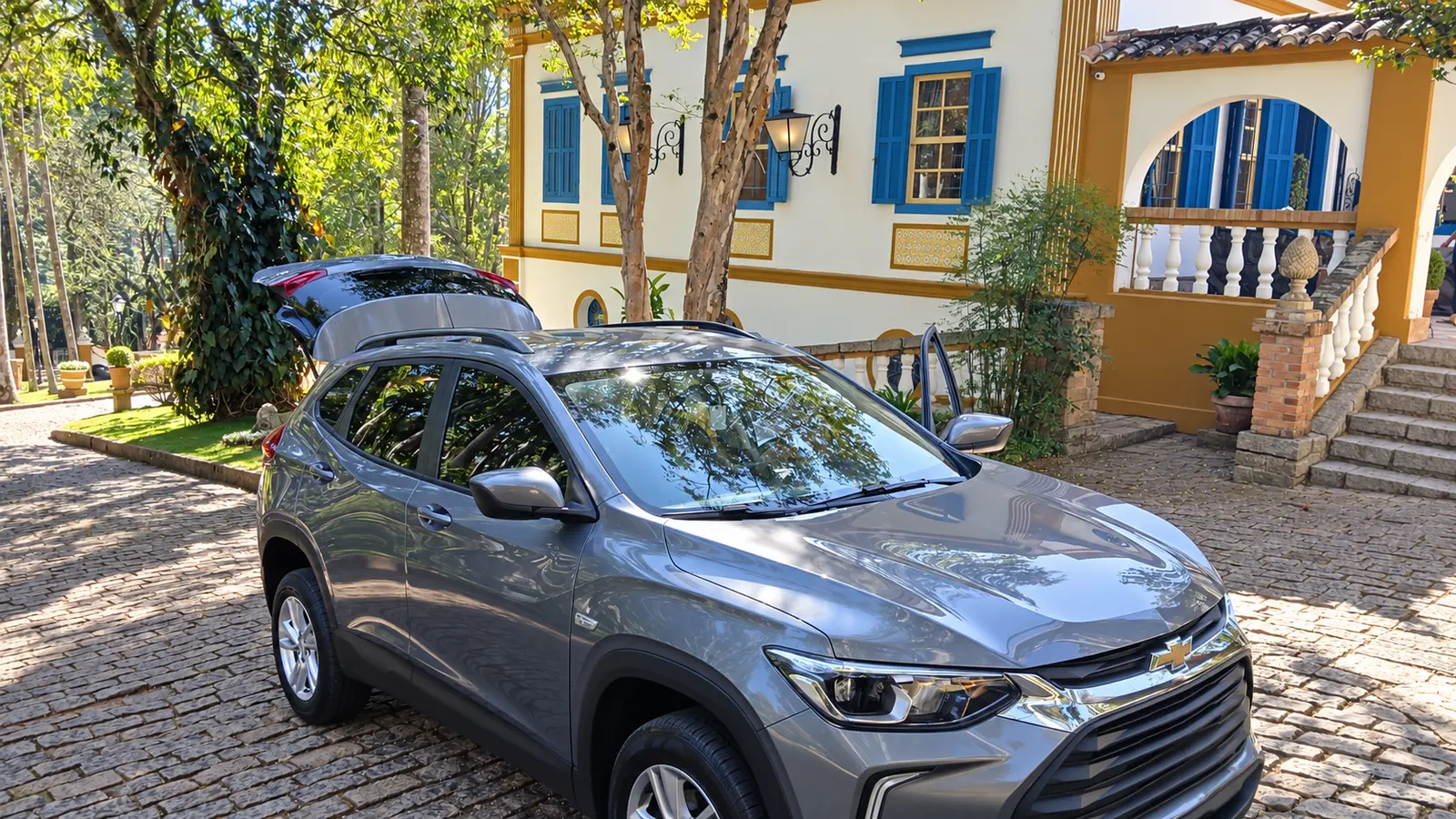 Tracker executiva em atendimento a fazenda de casamento, sem placa visível
