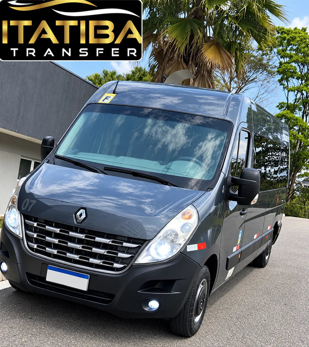 Van executiva sem placa visível
